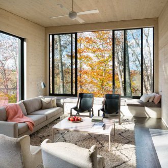 Дневна с панорамни прозорци в страната