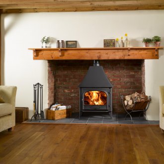 Печка в хола на селска къща