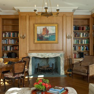 Рафтове за книги в хола на селска къща