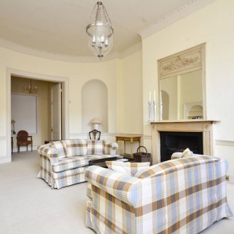 Ниша в хола в класически стил