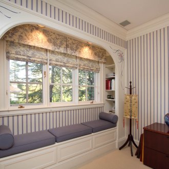 Ниша до прозореца в хола