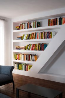 Шкаф за книги в ниша в хола