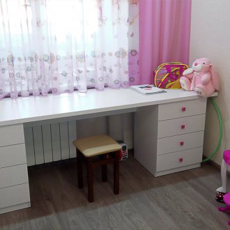 Tisch am Fenster im Kinderzimmer
