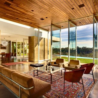 Таванът на облицовката в къщата