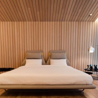 Таванът на облицовката в спалнята