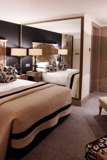 Katil bertentangan dengan cermin di feng shui