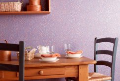 Lilac wallpaper in the interior of the kitchen