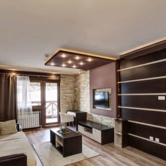 Кафяви завеси в хола