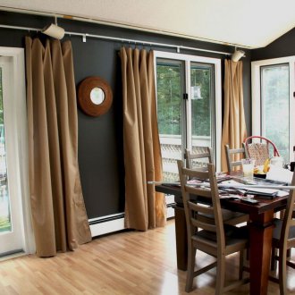 Кафяви завеси в кухнята