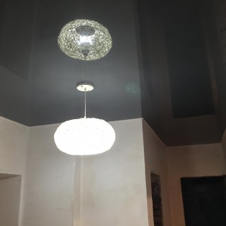 Тъмно сив таван