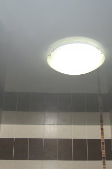 Сив окачен таван в банята