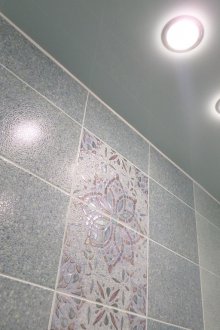 Сив опънат таван в интериора на банята