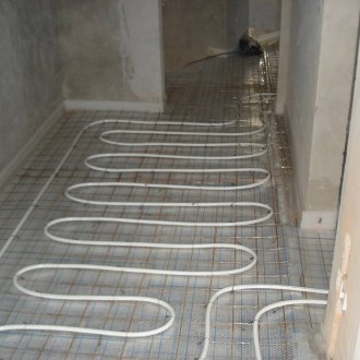 Lantai yang dipanaskan di dalam bilik mandi dari air panas