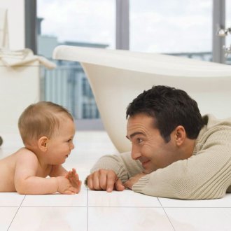 Lantai berjubin di bawah jubin di bilik mandi