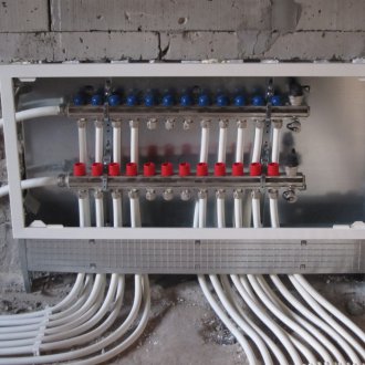 Kabinet di bahagian dalam bilik mandi