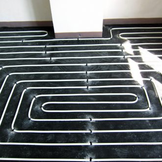 Lantai hangat di bawah mandi