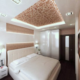 Siling siling dengan corak di dalam bilik tidur