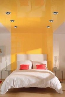Siling kuning digantung di dalam bilik tidur
