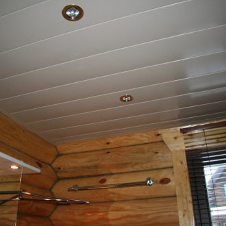 Таван, изработен от PVC панели в дървена къща