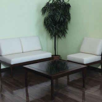 Тесен дървен диван