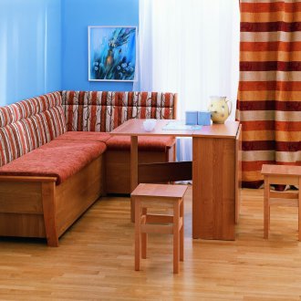 Тесен червен диван