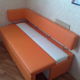 Тесен оранжев диван