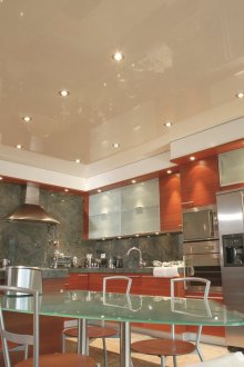 Бежов таван в интериора на кухнята