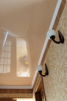 Бежов гланциран таван