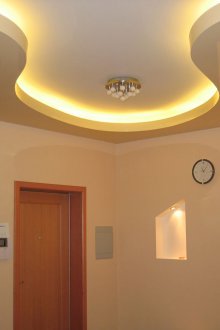 Бежов таван с осветление в коридора