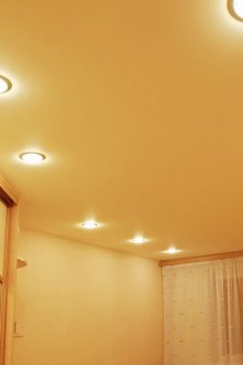 Бежов таван със светлини