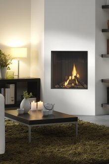 Ъглова вградена камина в светъл хол