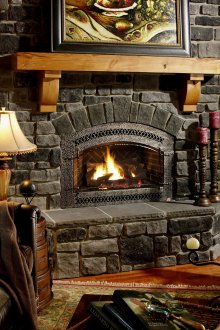 Ъглова каменна камина в селска къща