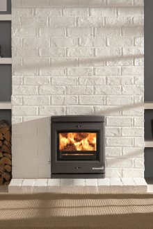 Стилна камина на бял тухлен фон