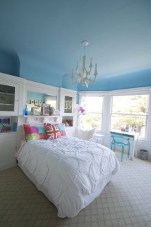 Techo azul en el interior de una habitación blanca