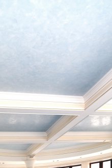 Techo azul en un interior clásico.