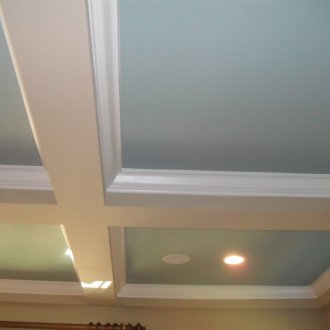 Син покрит таван