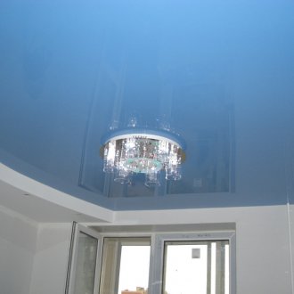 Син опънат таван