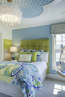 Син тапет на тавана