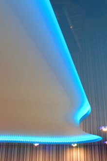 Син таван с подсветка