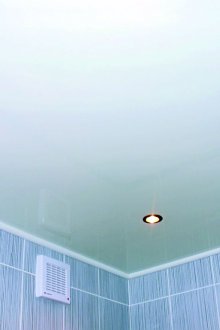 Син таван в банята