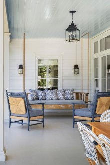 Син таван на верандата