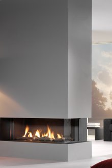 Дълга декоративна камина в стената