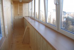 Tingkap tingkap kayu di balkoni
