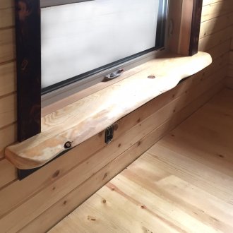 Hölzernes Fensterbrett im Haus