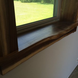 Hölzernes strukturiertes Fensterbrett