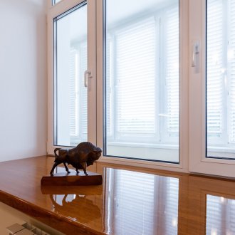 Fensterbrett aus laminiertem Holz