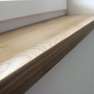 Installation eines hölzernen Fensterbrettes