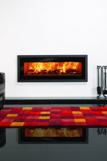 Хоризонтална вградена камина в черно-бялата всекидневна