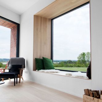 Hölzernes Fensterbrett mit Steigungen