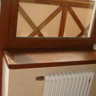 Reparieren Sie ein hölzernes Fensterbrett